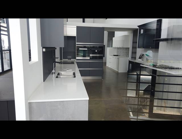 201M² SHOWROOM TO LET IN KRAMERVILLE